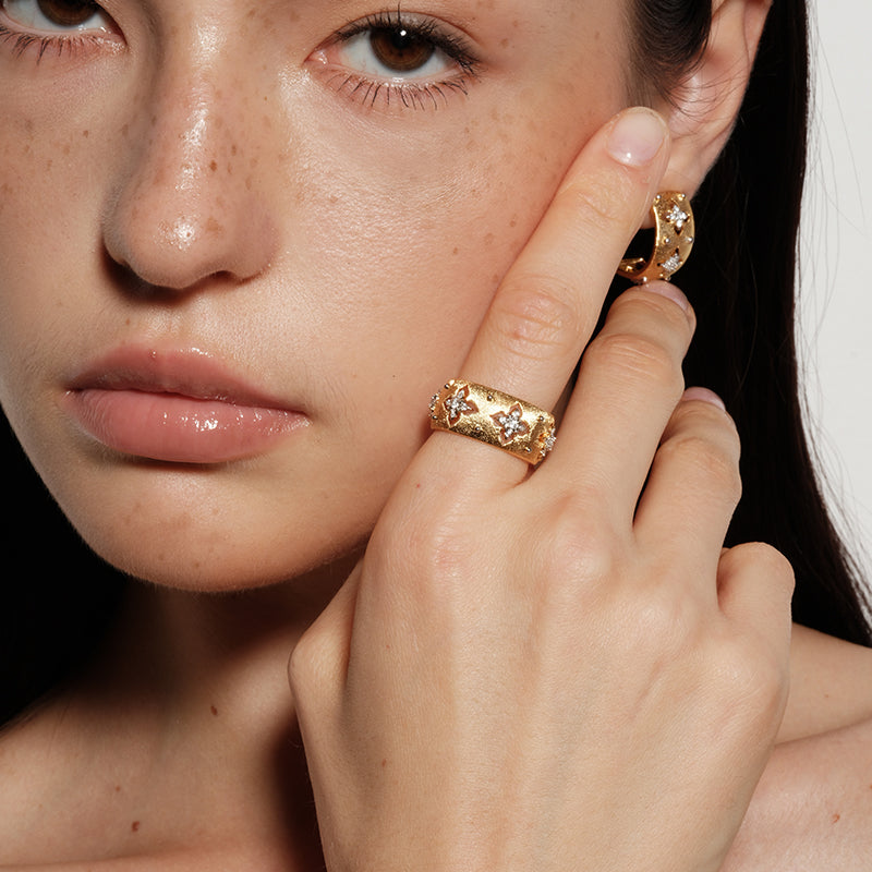 Vintage Italian Openwork Four-Leaf Clover Ring—Baroque Court Style Set with Sparkling Crystal