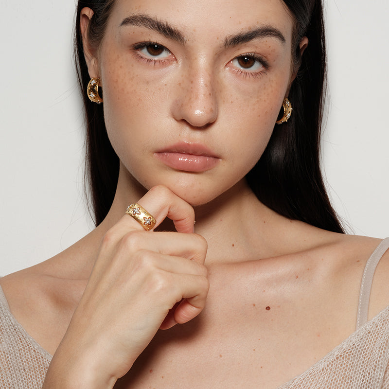 Vintage Italian Openwork Four-Leaf Clover Ring—Baroque Court Style Set with Sparkling Crystal