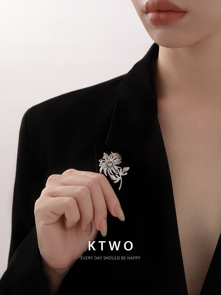 Daisy Brooch – Gold - Plated Elegant Floral Accessory - Inkduo