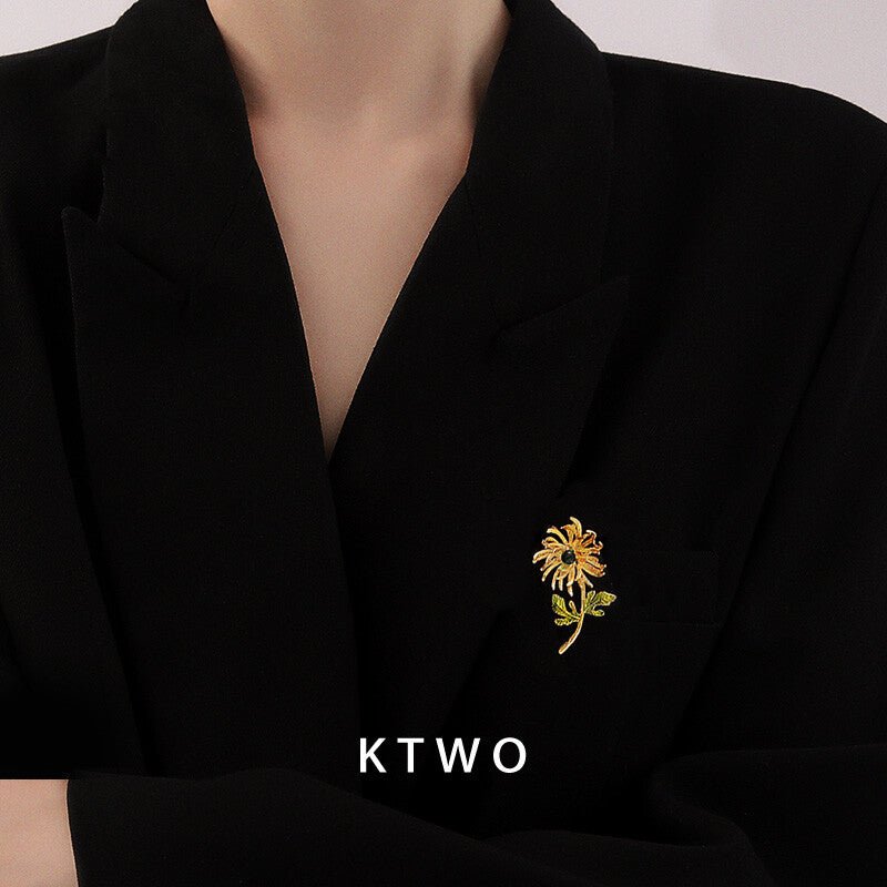 Daisy Brooch – Gold - Plated Elegant Floral Accessory - Inkduo